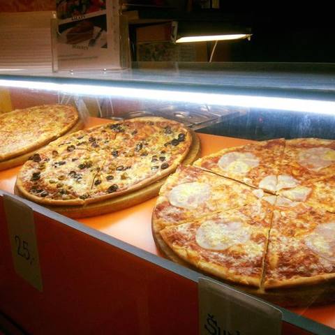 Čerstvě upečené pizzy v provozovně Pizza Fantoci