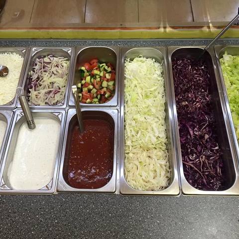 Čerstvá zelenina a omáčky na kebab