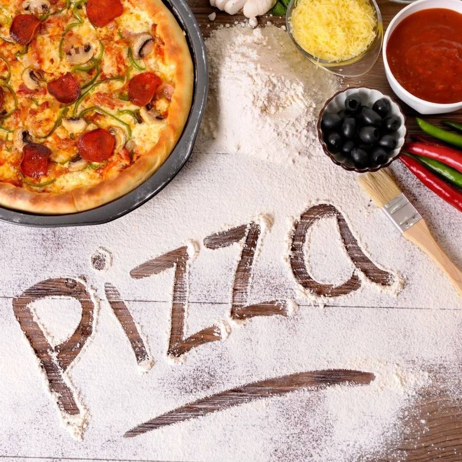 Čerstvě upečená pizza se salámem a paprikou – Pizza Fantoci, Praha 9